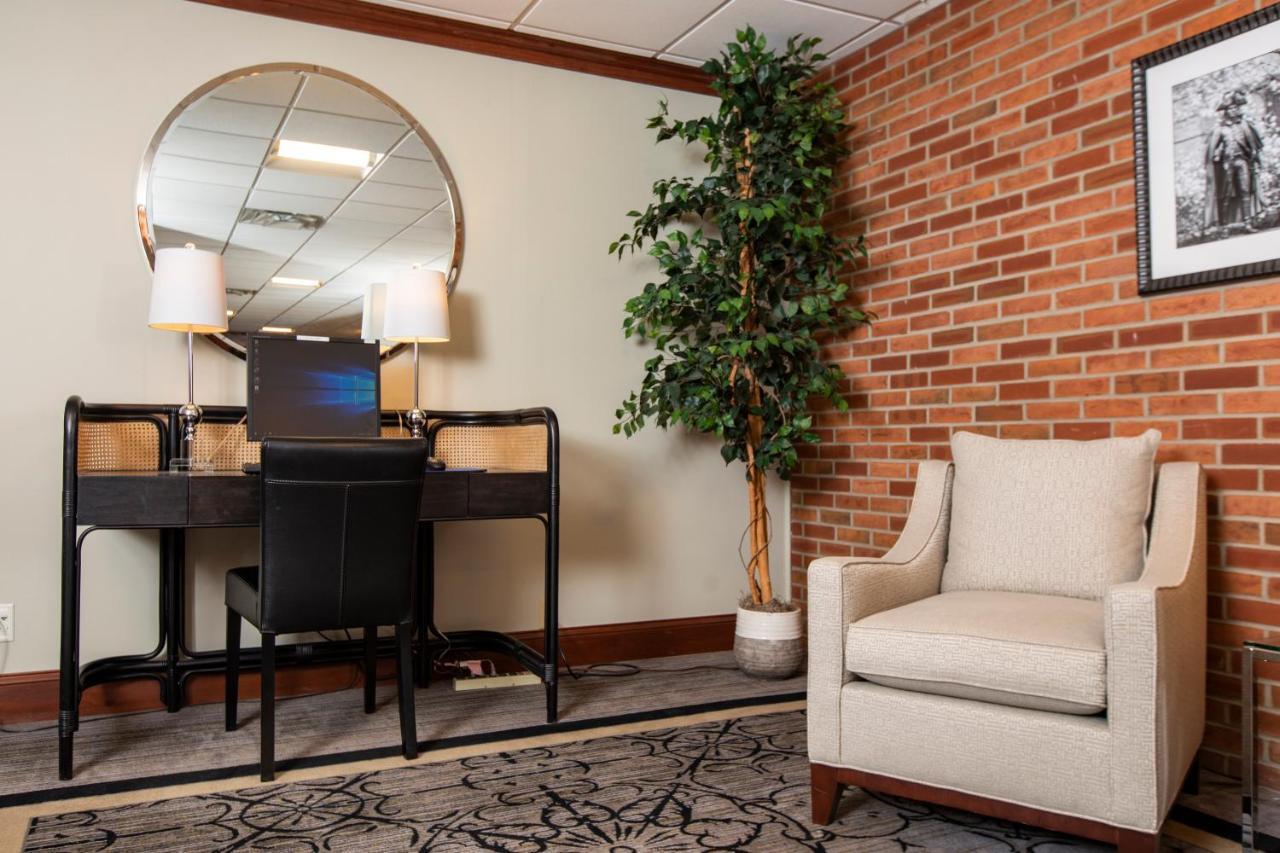 Hillsdale College Dow Hotel And Conference Center Exterior photo